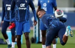 La star des Bleus Kylian Mbappé contrôle la balle d'une aile de pigeon au centre de Clairefontaine, le 10 octobre 2023
