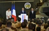 Le président Emmanuel Macron (c), la ministre de la Défense Sylvie Goulard (g) et le ministre des Affaires étrangères Jean-Yves Le Drian, lors d'une visite aux troupes de l'opération Barkhane, le 19 mai 2017 à Gao, dansz le nord du Mali