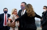 Le secrétaire d'Etat américain Mike Pompeo (c) et son épouse Susan Pompeo (g) à leur arrivée à l'aéroport du Bourget, près de Paris, le 14 novembre 2020