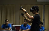Un expert de la police scientifique s'entraîne, grâce à la réalité virtuelle, à réagir face à une scène de catastrophe, le 26 février 2019 à Chonburi, en Thaïlande
