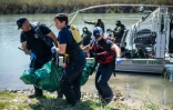 Des pompiers américains évacuent le corps d'un migrant présumé retrouvé dans le Rio Grande, le 1er mars 2024 à Eagle Pass, au Texas (Etats-Unis)