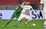 L'attaquant de Rennes Martin Terrier (d) contre le Maccabi HaĂŻfa, le 30 novembre 2023 Ă Budapest