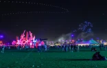 Des bouteilles en plastique jonchent le site du festival Coachella, le 16 avril 2023 à Indio, en Californie