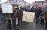 Des citoyens allemands manifestent le 21 février 2016 en solidarité avec les migrants, après l'incendie, vraisemblablement criminel, d'un foyer qui devait les accueillir, à Bautzen, près de Dresde, dans l'ancienne RDA