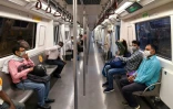 Des passagers empruntent le 7 septembre 2020 le métro de New Delhi après la reprise du service, interrompu durant des mois dans la capitale indienne en raison du Covid-19