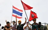 Des manifestants pro-démocratie saluent la foule depuis un camion lors d'une grande manifestation contre le pouvoir thaïlandais, le 19 septembre 2020 à Bangkok