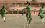 Ces hommes, qui ont perdu un bras ou une jambe dans la guerre et les violences ayant ensanglanté l'Irak, font partie aujourd'hui d'une équipe de football pour amputés, Bagdad le 10 mai 2022