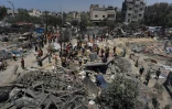 Site d'une frappe imputée à Israël sur le camp de déplacés d'al-Mawasi, dans le sud de la bande de Gaza, près de Khan Younès, le 13 juillet 2024