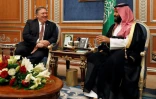 Le chef de la diplomatie américaine Mike Pompeo (G) avec le prince héritier saoudien Mohammed ben Salmane (D), lors d'un déplacement à Ryad le 16 octobre 2018, deux semaines après le meurtre du journaliste saoudien Jamal Khashoggi à Istanbul