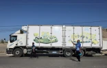 Un camion vide attend au point de passage de Rafah, à la frontière entre Gaza et l'Égypte, que des camions d'aide arrivent du nord de l'Égypte, le 21 octobre 2023
