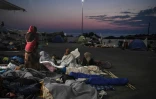 Des migrants jetés à la rue, près de Mytilene sur l'île grecque de Lesbos, le 12 septembre 2020