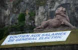 Banderole étalée aux pieds du Lion de Belfort, en soutien aux salariés de General Electric, le 22 juin 2019