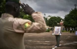 Un soldat malien rend hommage à un ancien président malien Moussa Traoré pendant ses funérailles à Bamako, le 18 septembre 2020