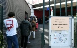 Des électeurs font la queue pour voter au 1er tour de la présidentielle, le 10 avril 2022 à Paris