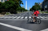 A Buenos Aires, des livreurs devenus indispensables, le 23 mars 2020 en Argentine