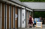 Un bureau de vote à Tiverton, le 23 juin 2022 dans le sud-ouest de l'Angleterre