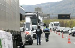 Un policier sur le site d'une manifestation de chauffeurs routiers bloquant l'autoroute A7, au sud de Lyon, pour protester contre la hausse des prix du carburant, à Chasse-sur-Rhône, le 28 mars 2026 en Isère