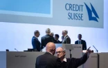 Des actionnaires de Credit Suisse discutent lors de la dernière assemblée générale annuelle de la  banque, le 4 avril 2023