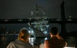 Des personnes regardent un navire-école de la marine mexicaine après qu'il a heurté le pont de Brooklyn à New York, le 17 mai 2025