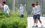 Les joueurs du Bayern, équipés de masques à leur arrivée à l'entraînement, à Munich, le 13 mai 2020