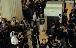Contrôles de sécurité avant la rencontre historique entre les présidents chinois et taïwanais, le 7 novembre 2015 à Singapour