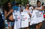 Des employées municipales de la ville de Rio distribuent des tee-shirts sur le virus Zika lors du carnaval, le 6 février 2016