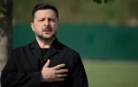 Le président ukrainien Volodymyr Zelensky assiste, le 25 mai 2026, au cimetière militaire national près de Kiev, à la cérémonie de réinhumation d’Andriy Melnyk, mort en 1964 et dirigeant d’une branche de l’Organisation des nationalistes ukrainiens (OUN)