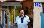 Dina Dieuzede-Cophire devant sa maison du quartier de TSF, régulièrement envahie par des iguanes communs, le 30 mars 2021 à Fort-de-France, en Martinique