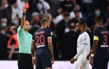 Carton rouge pour le défenseur du Paris-SG, Layvin Kurzawa (c), et le défenseur marseillais Jordan Amavi (2e d), lors du match de Ligue 1 au Parc des Princes, le 13 septembre 2020