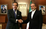 Le directeur général de l'AIEA Rafael Grossi (G) et le chef de la diplomatie iranienne Abbas Araghchi le 14 novembre 2024 à Téhéran