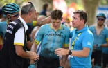 Le Danois Jakob Fuglsang (c) abandonne après une chute lors de la 16e étape du Tour de France le 23 juillet 2019
