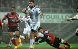 Le centre de Brive Benjamin Petre tente d'échapper au plaquage de Vincent Martin d'Oyonnax, le 28 novembre 2015 à Charles-Mathon