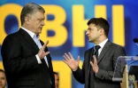 Le président ukrainien sortant Petro Porochenko (g) et l'autre candidat à la présidentielle, le comédien Volodymyr Zelensky lors d'un débat au stade Olimpiïski à Kiev, le 19 avril 2019