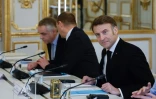 Vive Le Chat!", a écrit sur le réseau social X le président français Emmanuel Macron, ici avec le vice-Premier ministre chinois lors du Sommet sur l'intelligence artificielle à l'Élysée à Paris, le 10 février 2025