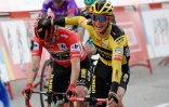 Le Slovène Primoz Roglic (g) félicité par un équipier après sa victoire finale dans le Tour d'Espagne, le 8 novembre 2020 à Madrid    