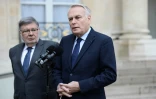 Le ministre des Transports Alain Vidalies et le ministre des Affaires étrangères Jean-Marc Ayrault à la sortie d'une réunion de crise le 19 mai 2016 à l'Elysée à Paris