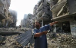 Un Palestinien au milieu des décombres dans le camp de réfugiés de Jabaliya dans la bande de Gaza après une frappe israélienne, le 11 octobre 2023