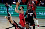 Le N.23 des Raptors de Toronto Fred VanVleet au shoot face au N.7 de Miami Goran Dragic, le 3 août 2020 à Lake Buena Vista, Floride