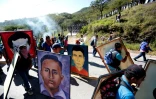 Des étudiants de l'école normale d'Ayotzinapa, dans le sud du Mexique, manifestent en brandissant les portraits de leurs camarades disparus, le 24 septembre 2022