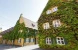Une rue de la résidence Fuggerei, le 20 ai 2025 à Augsbourg, dans le sud de l'Allemagne