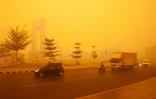 Des automobilistes circulent dans une épaisse fumée due aux incendies à Palangkaraya, dans le Kalimantan central, en Indonésie, le 14 octobre 2026