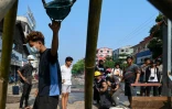 Des manifestants contre le coup d'Etat militaire en Birmanie ont improvisé un grand lance-pierres, à Rangoun le 17 mars 2021