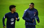Le jeune attaquant Marcus Thuram (d) échange avec Kingsley Coman lors d'une séance d'entraînement des Bleus à Clairefontaine, le 9 novembre 2020