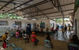 Des indigènes Eñepa attendent pour une consultation au dispensaire rural "La Milagrosa", dans l'Etat de Bolivar, le 17 janvier 2022 au Venezuela
