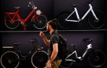 Un visiteur au salon du vélo Eurobike à Francfort, le 24 juin 2026 en Allemagne