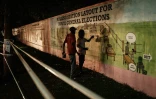 Le processus électoral expliqué sur le mur du siège de la Commission électorale à Kampala