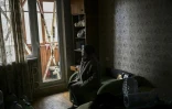 Galyna Malakhova, 63 ans, l'un des rares habitants restés dans un immeuble proche de la ligne de front à Kharkiv en Ukraine, dans son appartement le 27 mars 202