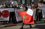 Des membres de l'Association nationale des agences de voyage du Maroc (FNAVM) manifestent pour l'ouverture des frontières à Rabat, le 26 janvier 2022