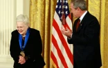 L'actrice américaine Olivia de Havilland aux cÎtés de l'ex-président George W. Bush reçoit la médaille nationale des arts le 17 novembre 2008 à Washington
