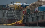 Opération de renflouement du ferry Sewol, le 24 mars 2017, au large de l'île de Jindo, en Corée du Sud